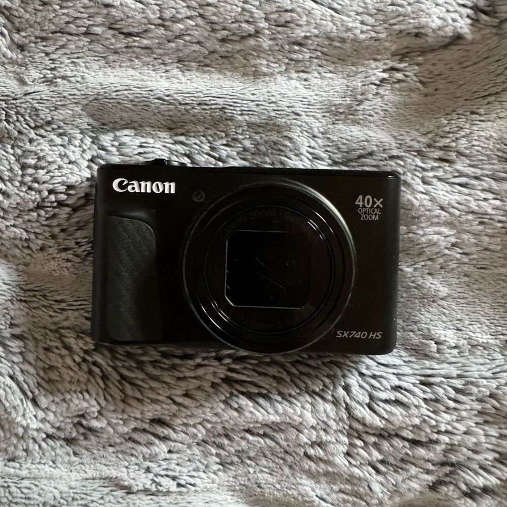 Canon SX740HS digital camera